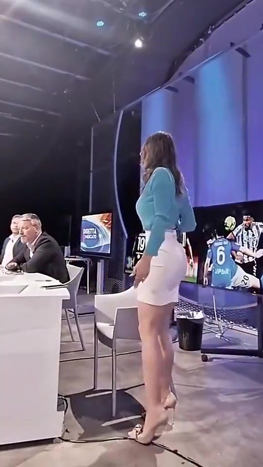 落落大方！足球女主播身材绝了，一旁的男主持都看傻了🥰